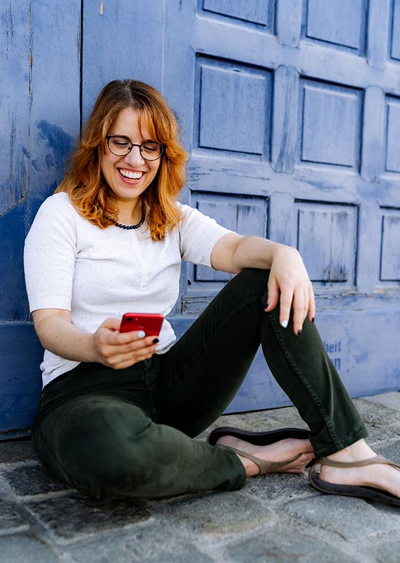 Sandra-Maria Kraus mit Handy