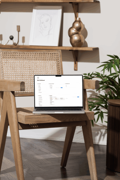 Laptop steht auf einem Sessel mit Screenshot von CEO Revenue Hub